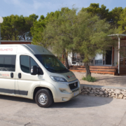 Mikrobusz bérlés Fótról, ha idősebbeket viszel kényelmesen utazni - nobilismobilis.hu